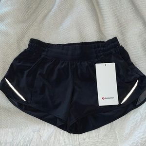 NWT lulu hotty hot 2.5”